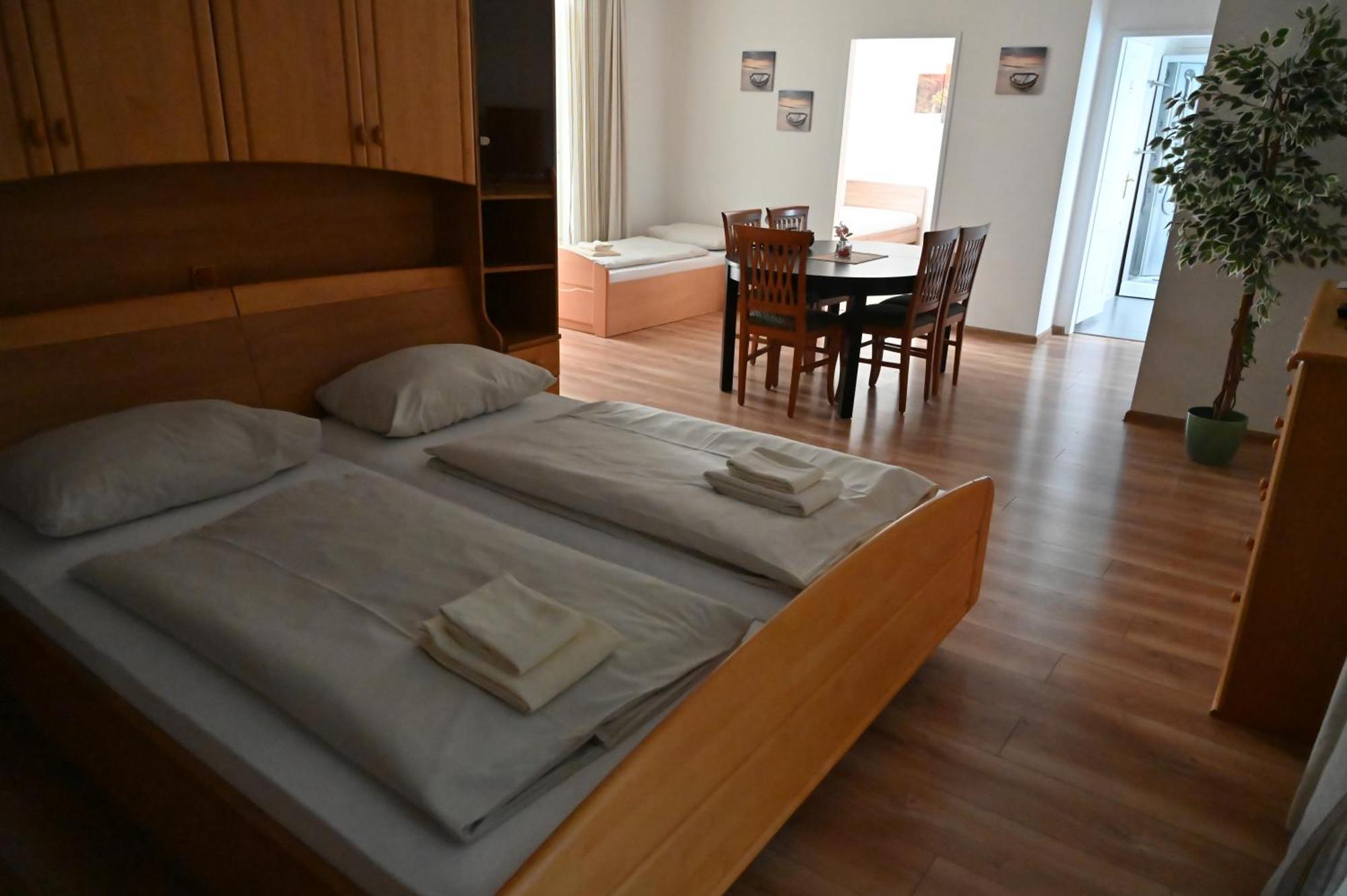ウィーナー・ノイシュタット ペンション ハウス ノヴァ Bed & Breakfast エクステリア 写真