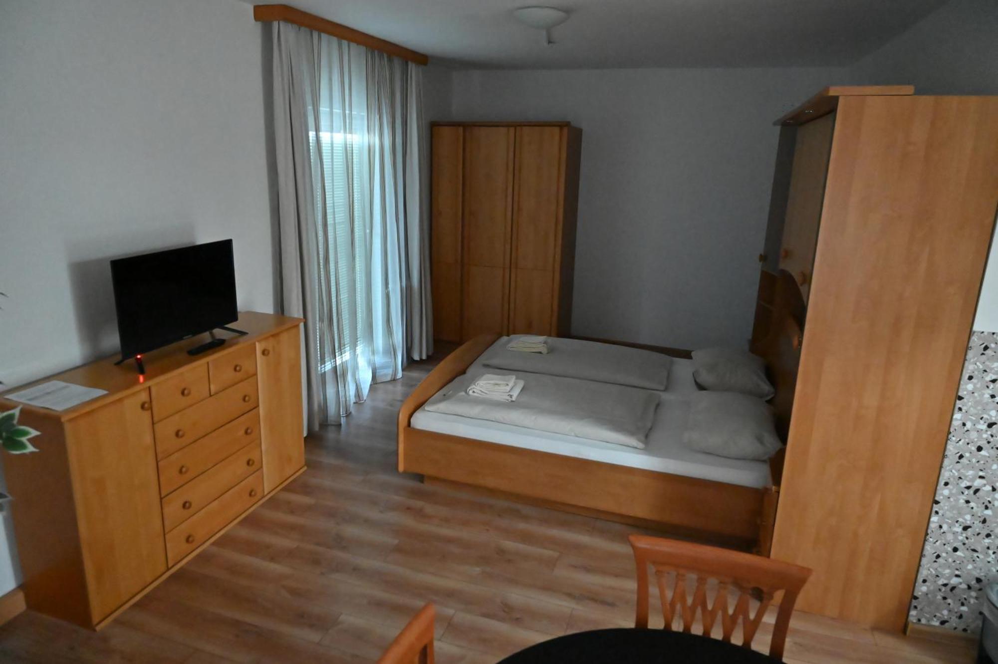 ウィーナー・ノイシュタット ペンション ハウス ノヴァ Bed & Breakfast エクステリア 写真
